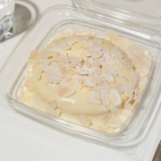 Molten Chizu Cheesecake with Almond on Top